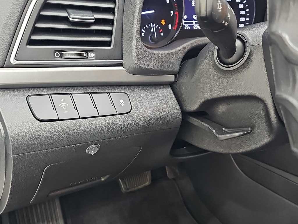 Hyundai Avante — photo 16