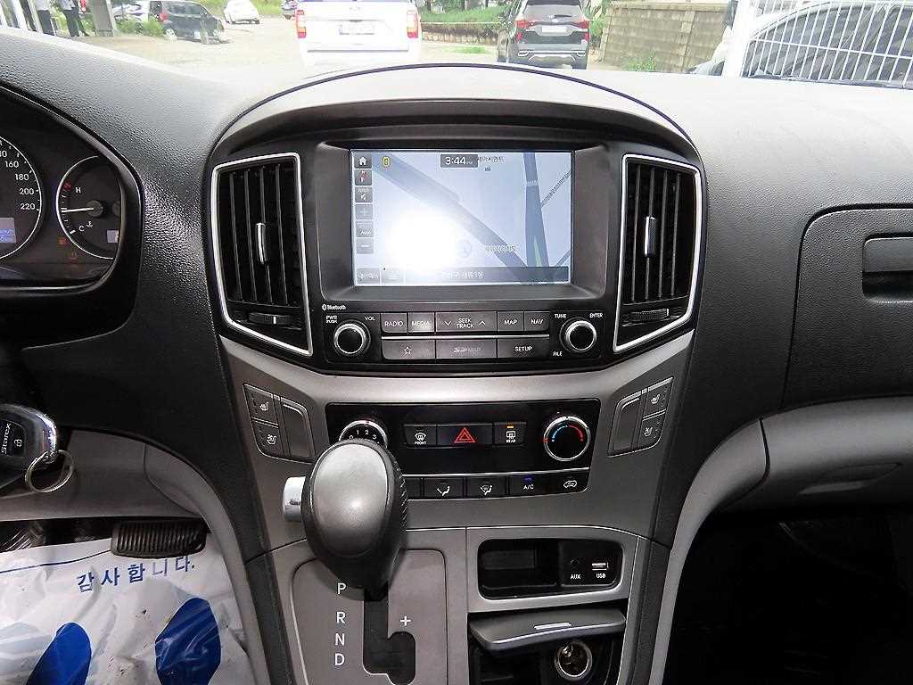 Hyundai Starex — photo 13