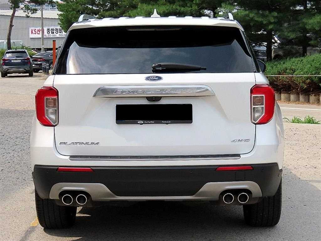 Ford Explorer — photo 04