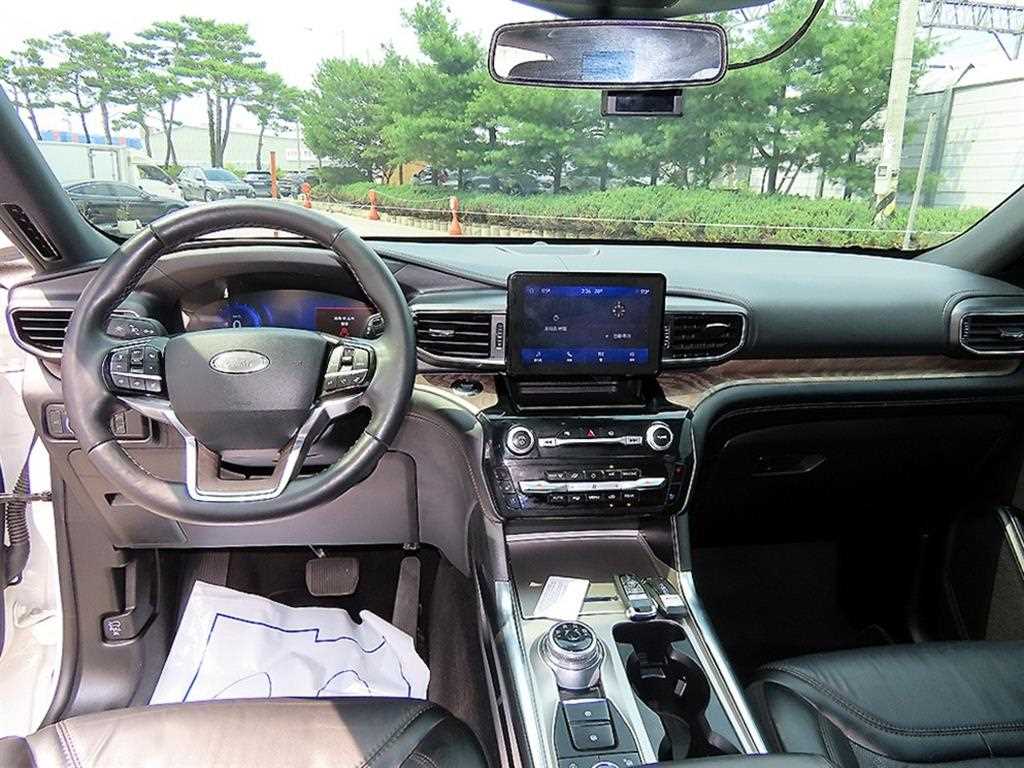 Ford Explorer — photo 08