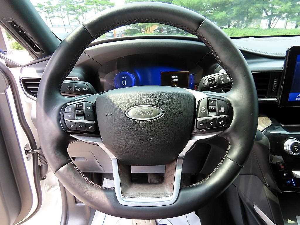 Ford Explorer — photo 09