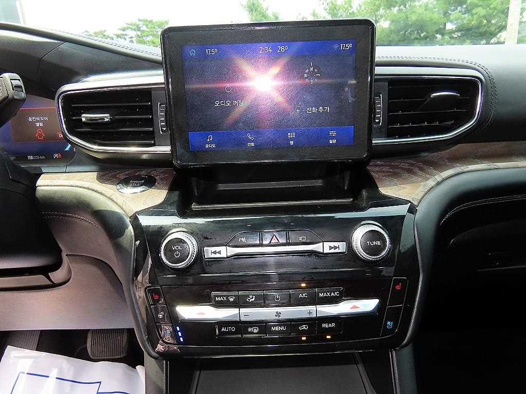Ford Explorer — photo 13