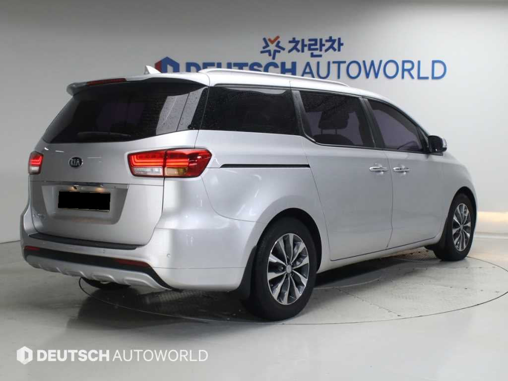 Kia Carnival — photo 02