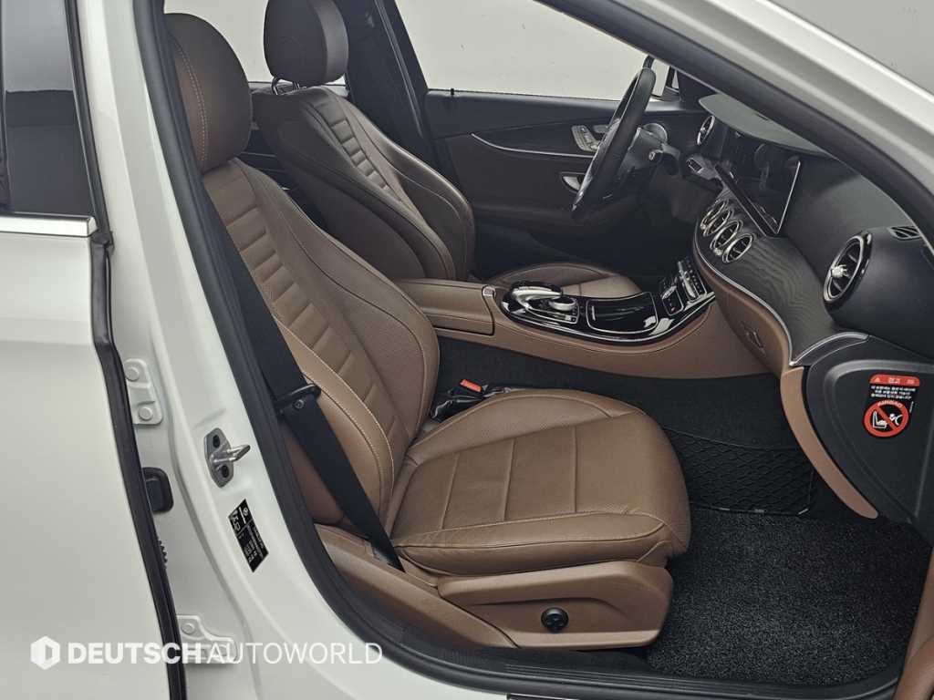 Mercedes-Benz E-Class — photo 09