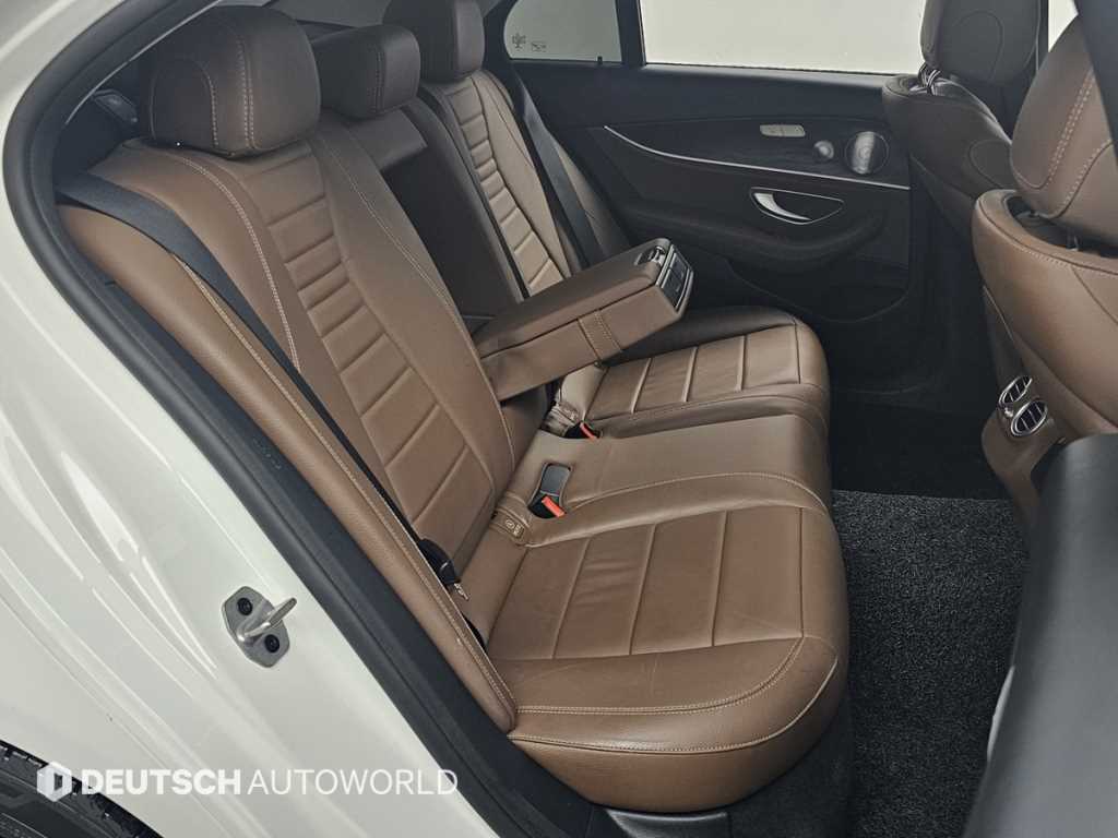 Mercedes-Benz E-Class — photo 11
