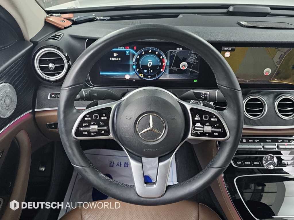 Mercedes-Benz E-Class — photo 12