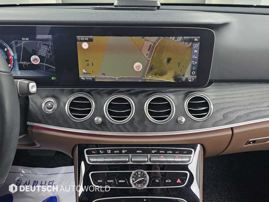 Mercedes-Benz E-Class — photo 13