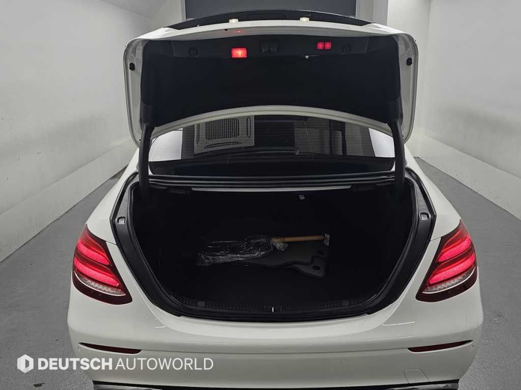 Mercedes-Benz E-Class — photo 18