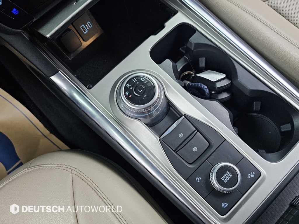 Ford Explorer — photo 08