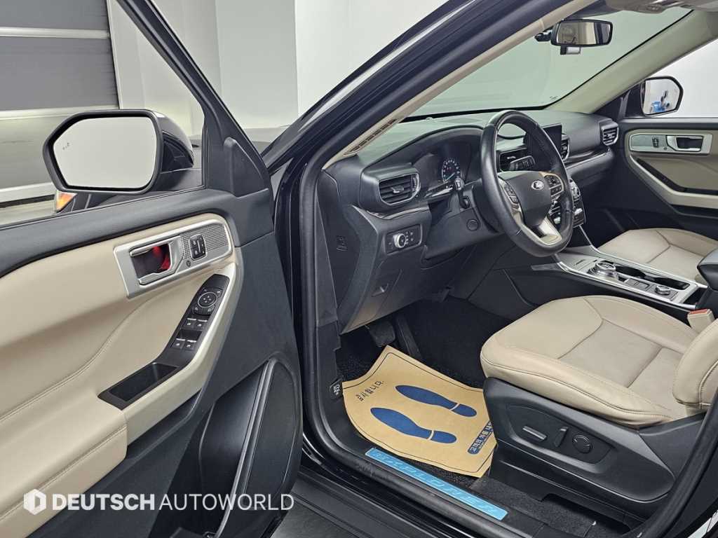 Ford Explorer — photo 10