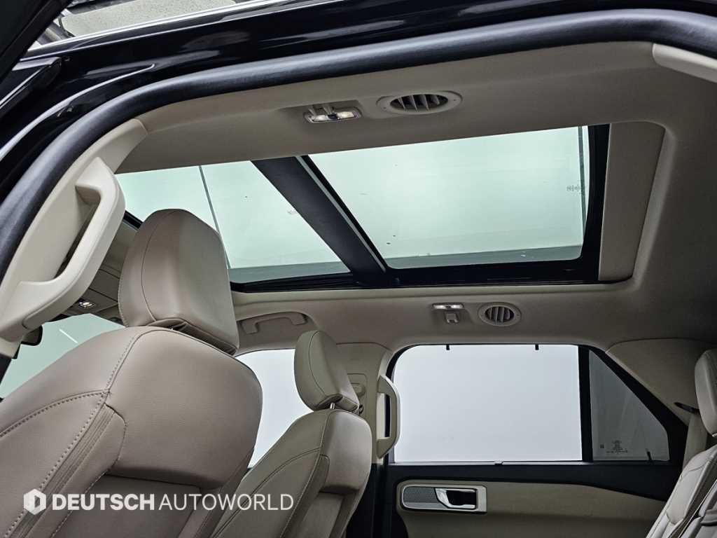Ford Explorer — photo 17