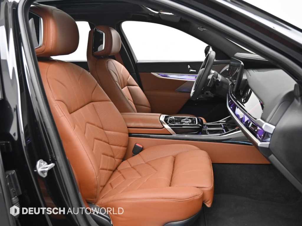 BMW 7-Series — photo 10
