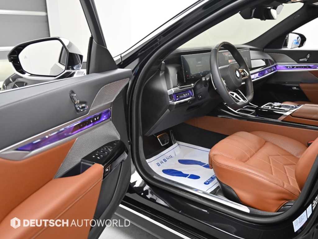 BMW 7-Series — photo 11