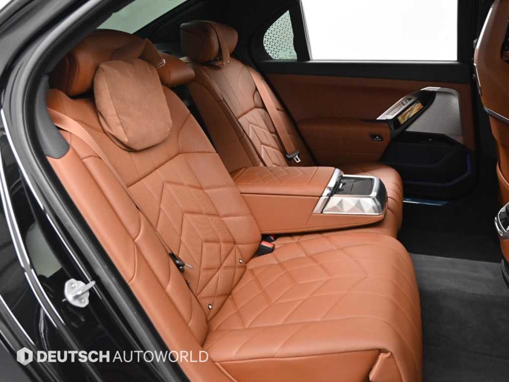 BMW 7-Series — photo 12