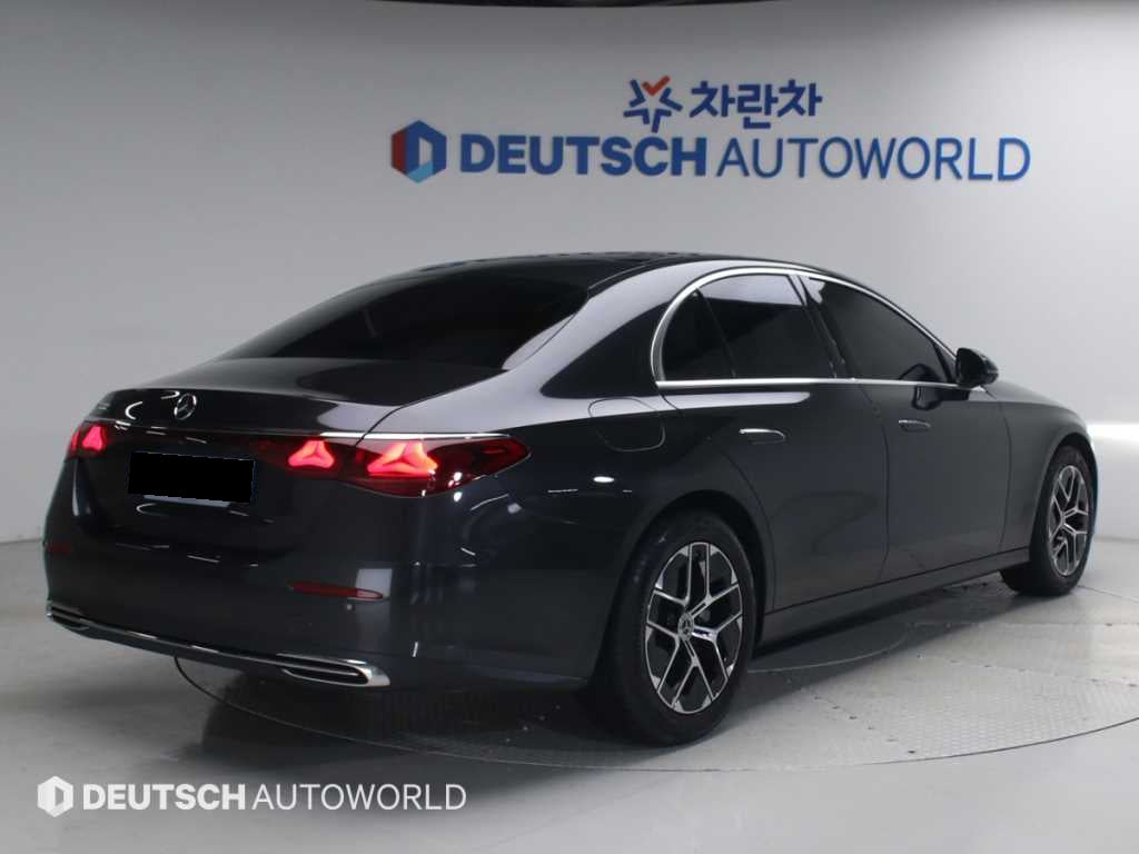 Mercedes-Benz E-Class — photo 02
