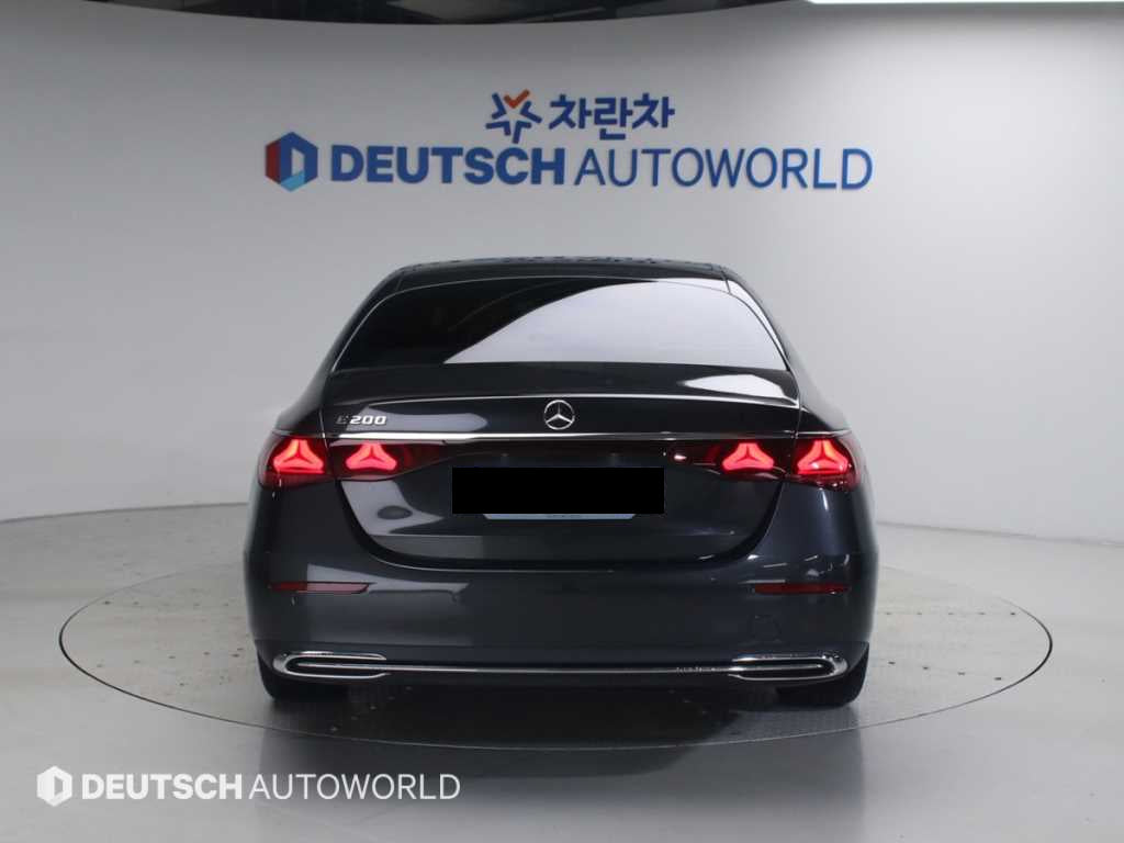 Mercedes-Benz E-Class — photo 04