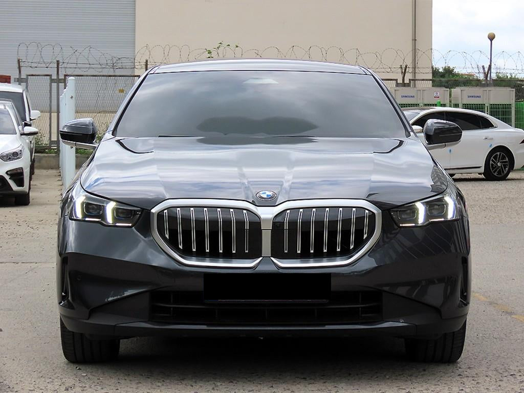 BMW 5-Series — photo 01