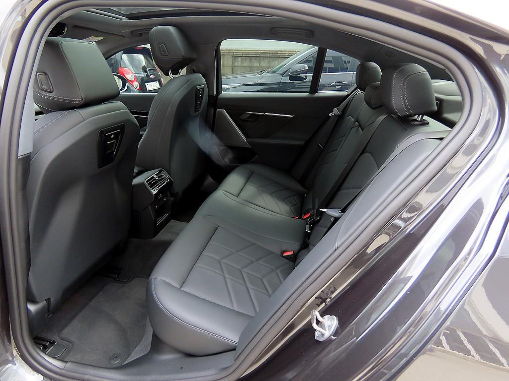 BMW 5-Series — photo 06