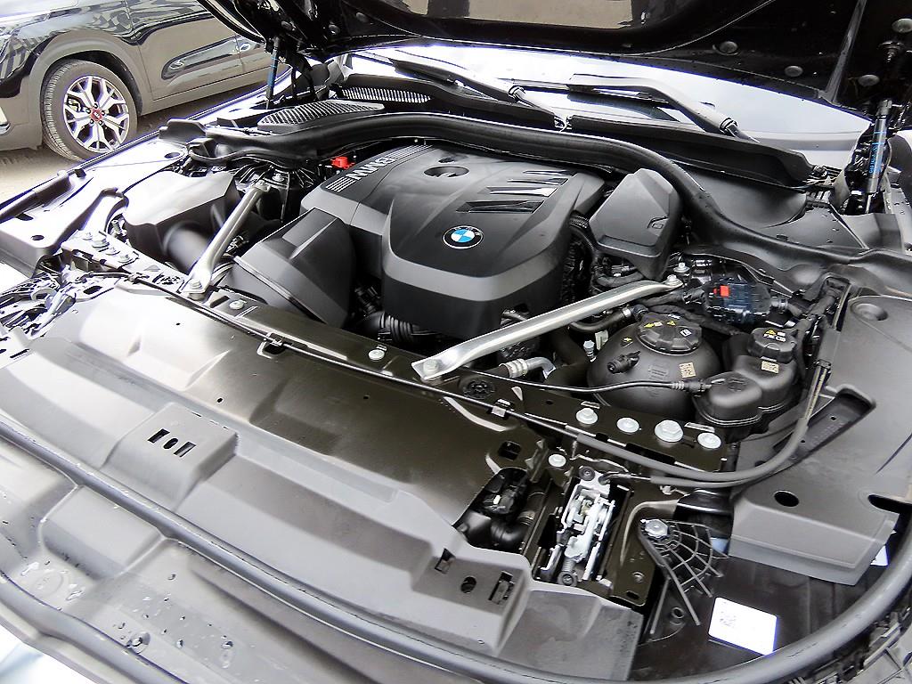 BMW 5-Series — photo 20