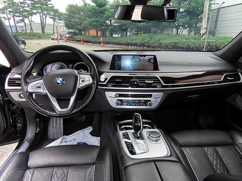 BMW 7-Series — photo 07