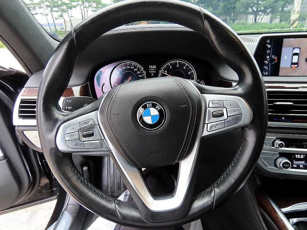 BMW 7-Series — photo 08