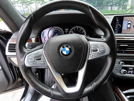 BMW 7-Series — photo 08