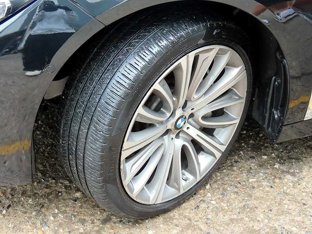 BMW 7-Series — photo 20