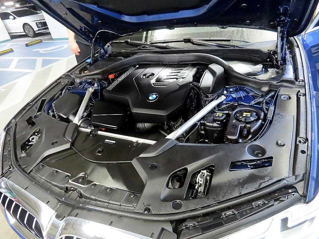 BMW 5-Series — photo 19