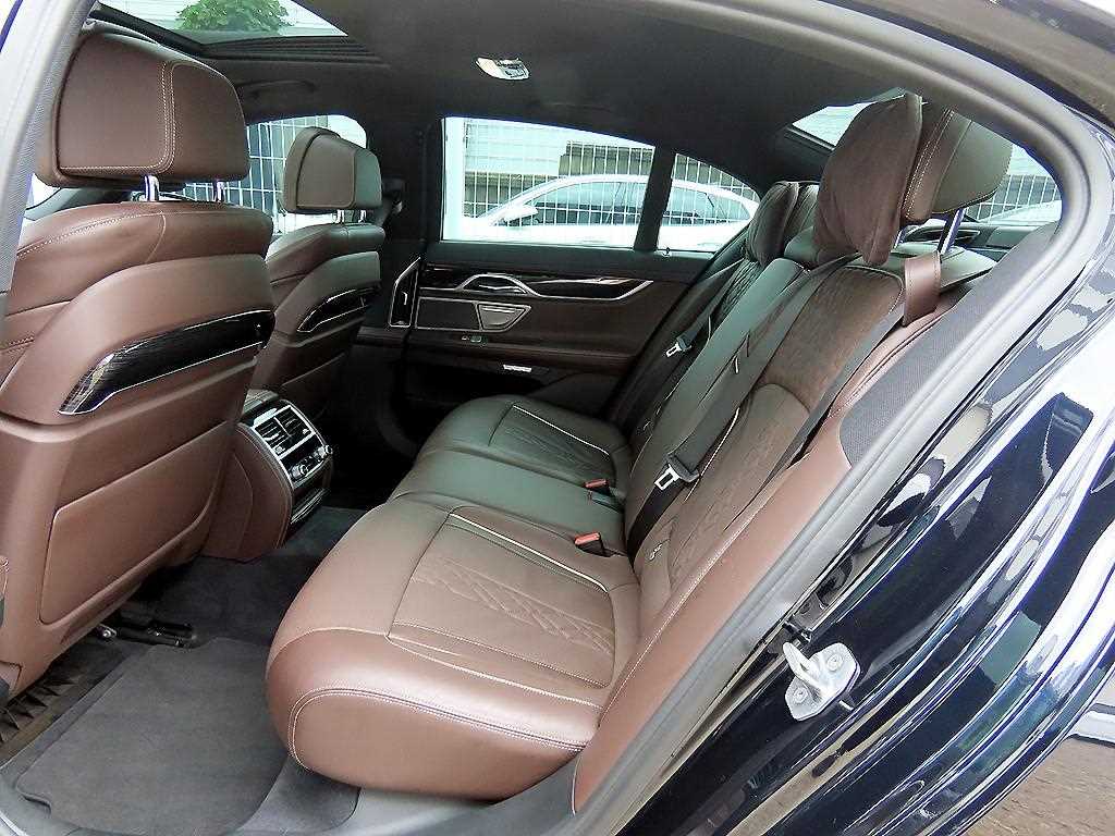 BMW 7-Series — photo 06