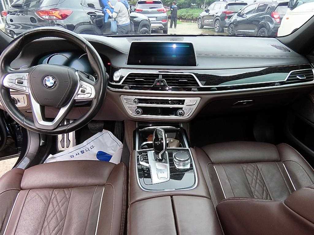 BMW 7-Series — photo 07
