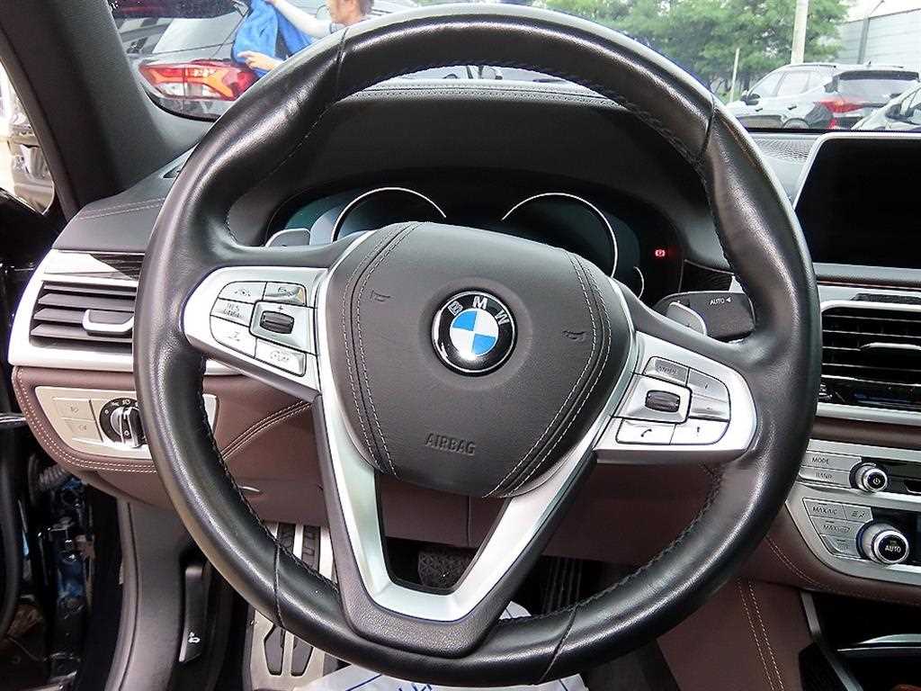 BMW 7-Series — photo 08