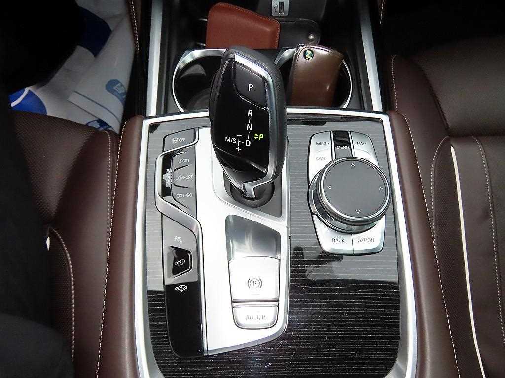BMW 7-Series — photo 11