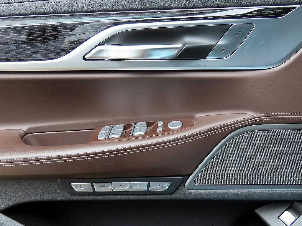 BMW 7-Series — photo 12