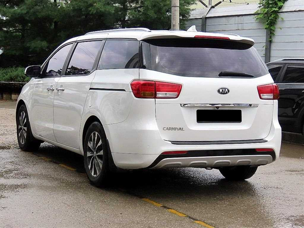 Kia Carnival — photo 03