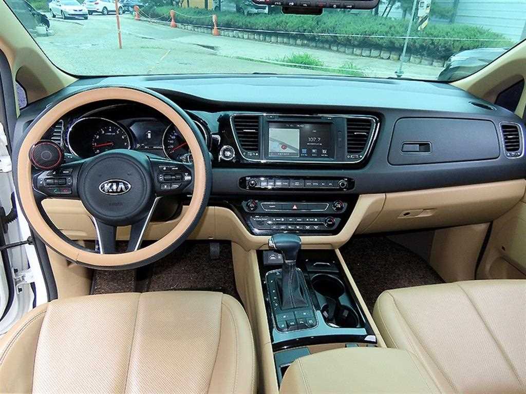 Kia Carnival — photo 08
