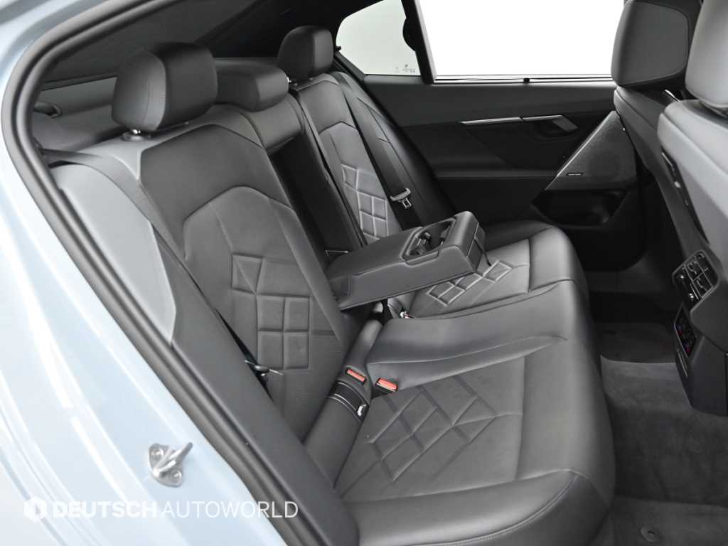 BMW 5-Series — photo 12