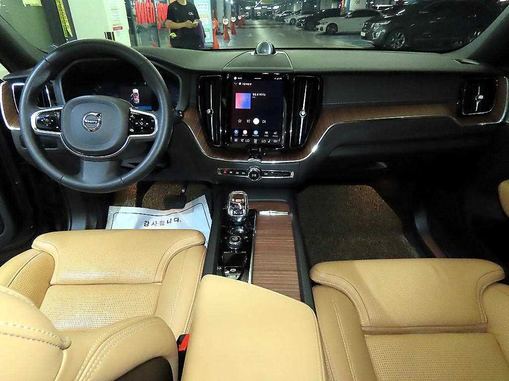 Volvo XC60 — photo 01