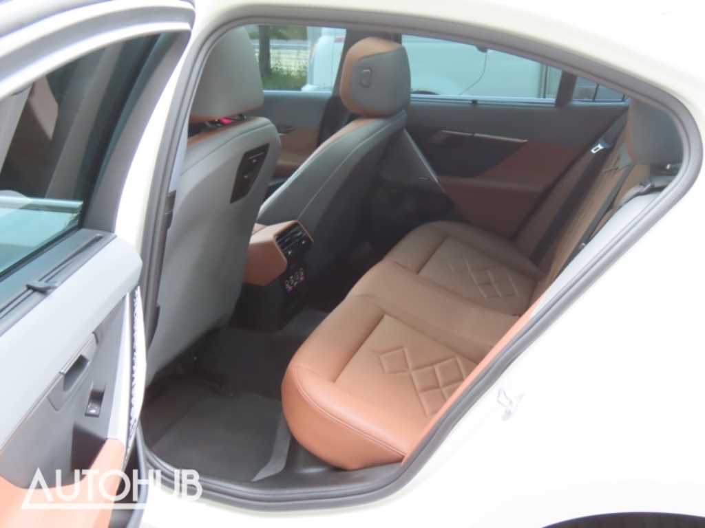 BMW 5-Series — photo 15