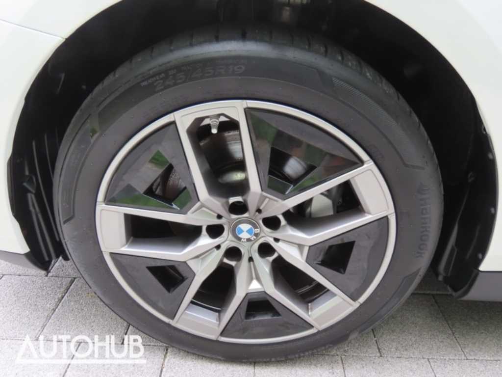 BMW 5-Series — photo 18