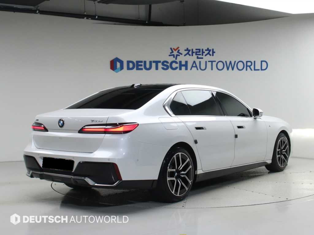 BMW 7-Series — photo 02