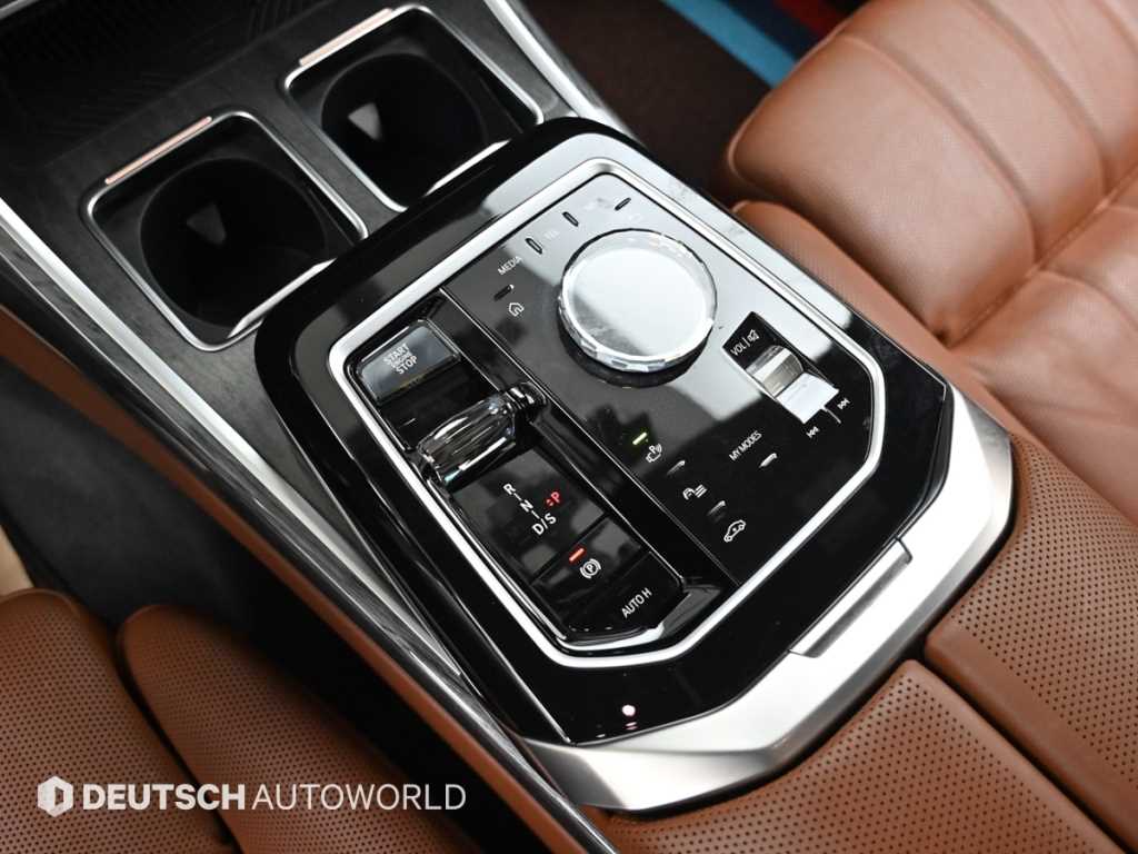 BMW 7-Series — photo 09