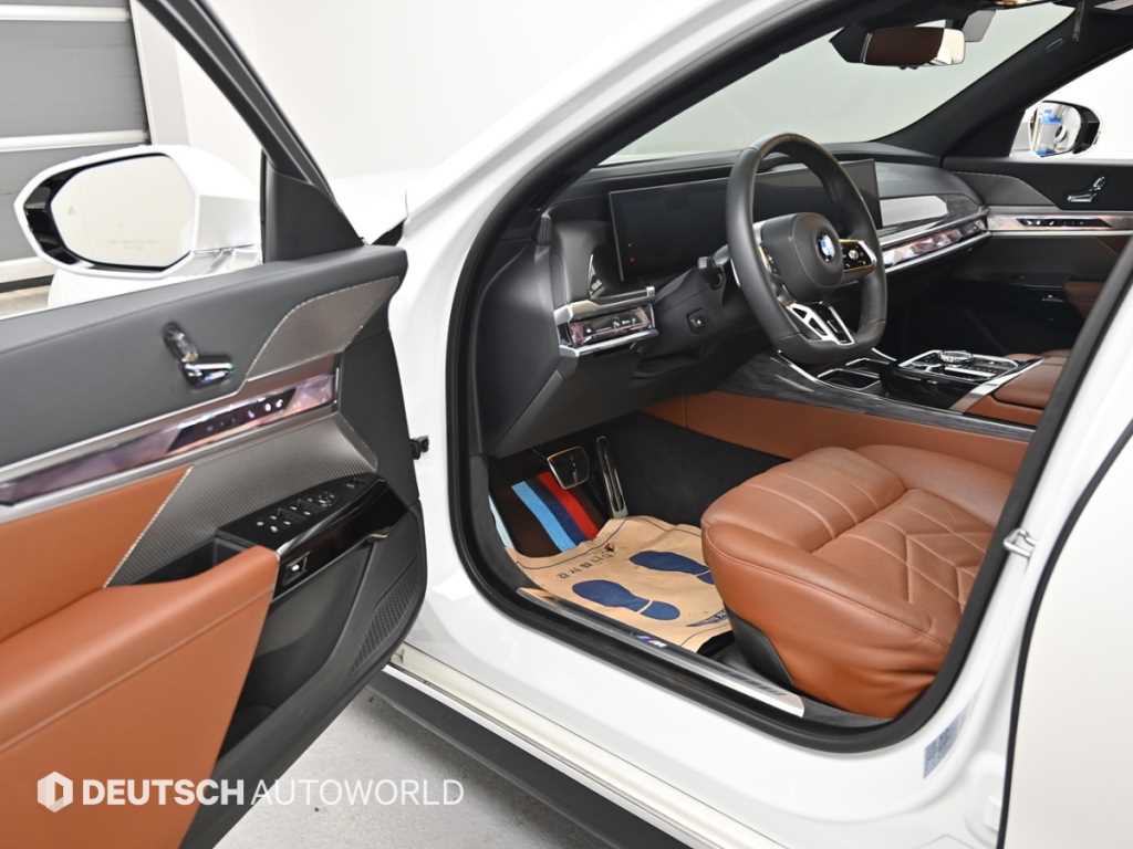 BMW 7-Series — photo 11