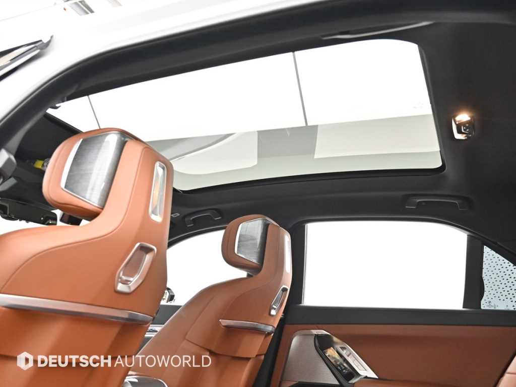 BMW 7-Series — photo 18
