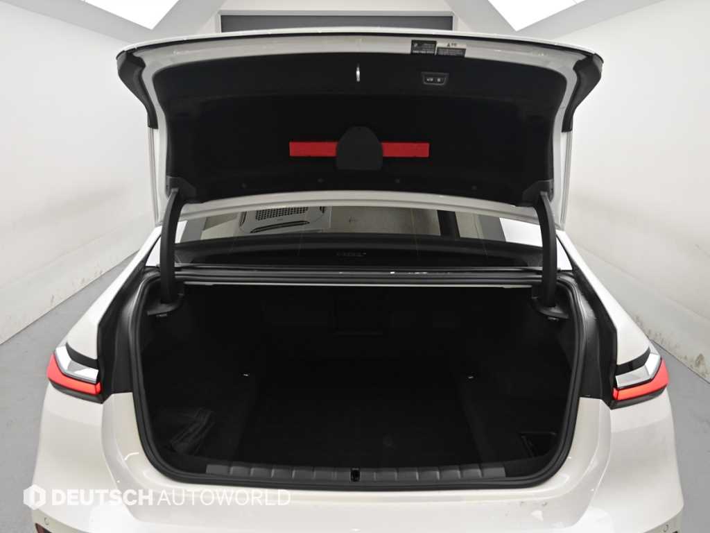 BMW 7-Series — photo 19