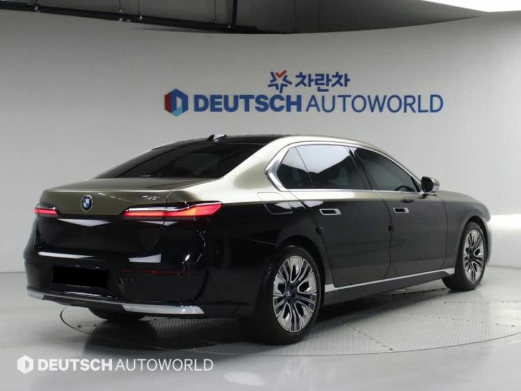 BMW 7-Series — photo 02