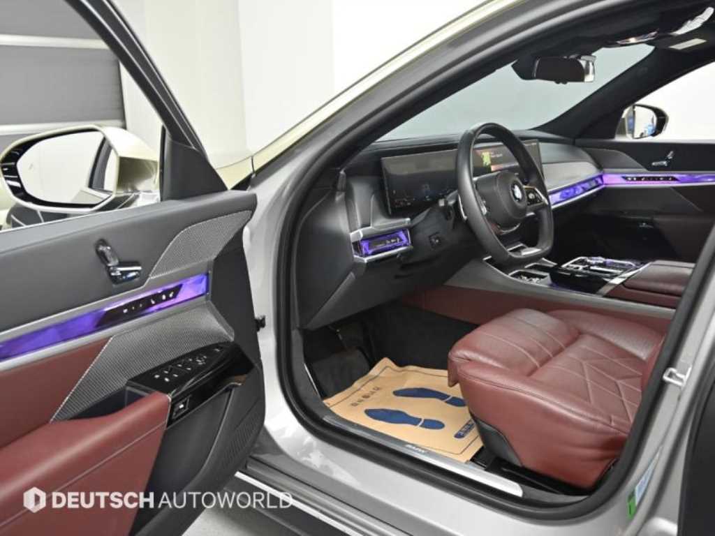 BMW 7-Series — photo 11
