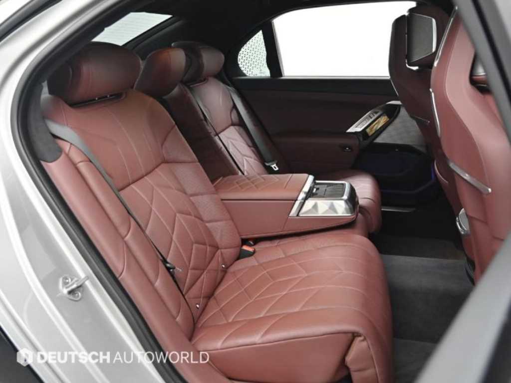 BMW 7-Series — photo 12