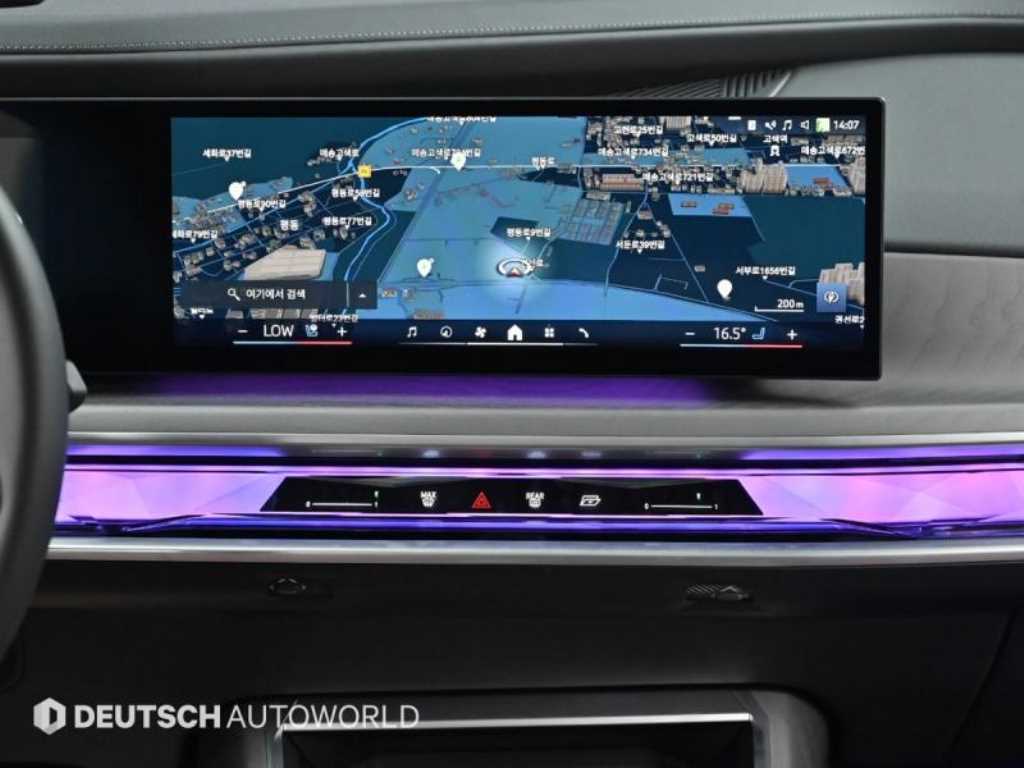 BMW 7-Series — photo 14