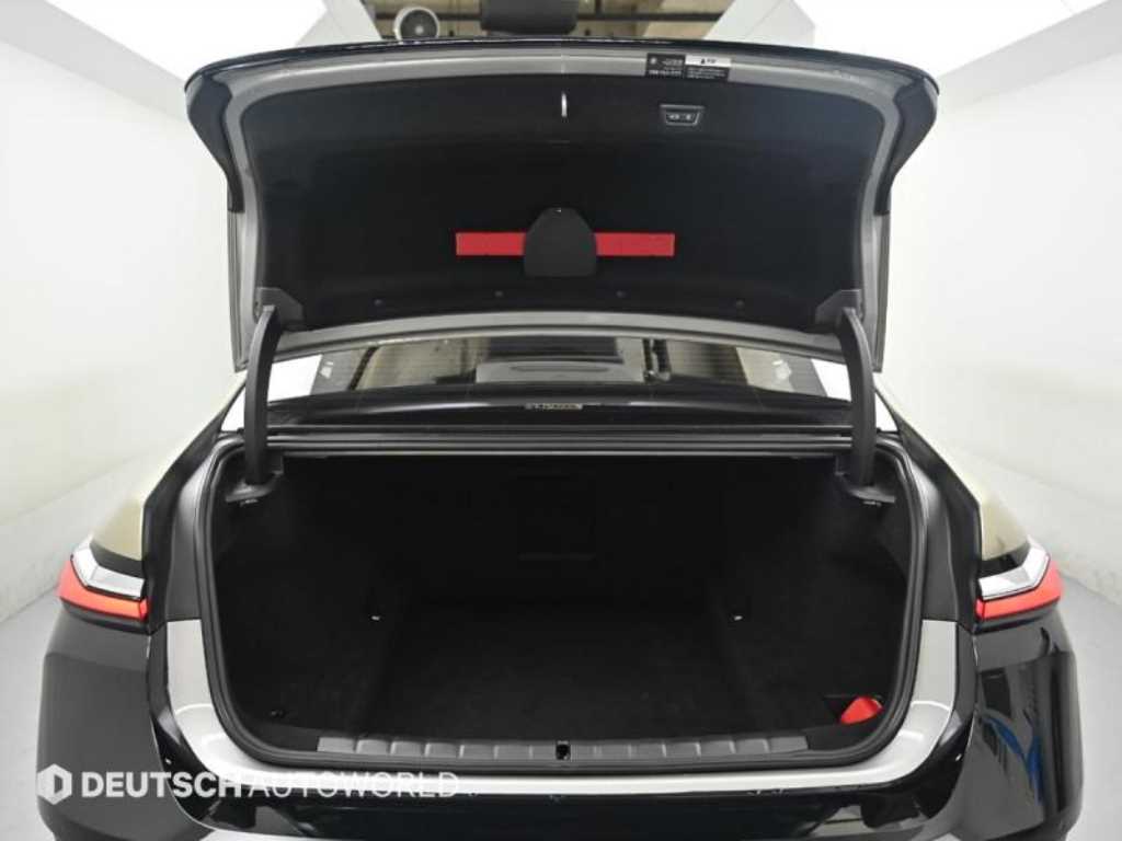 BMW 7-Series — photo 19
