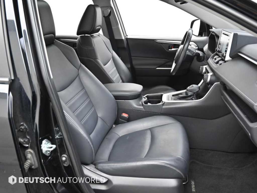 Toyota RAV4 — photo 10